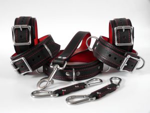 Ensemble BDSM en cuir Noir et Rouge