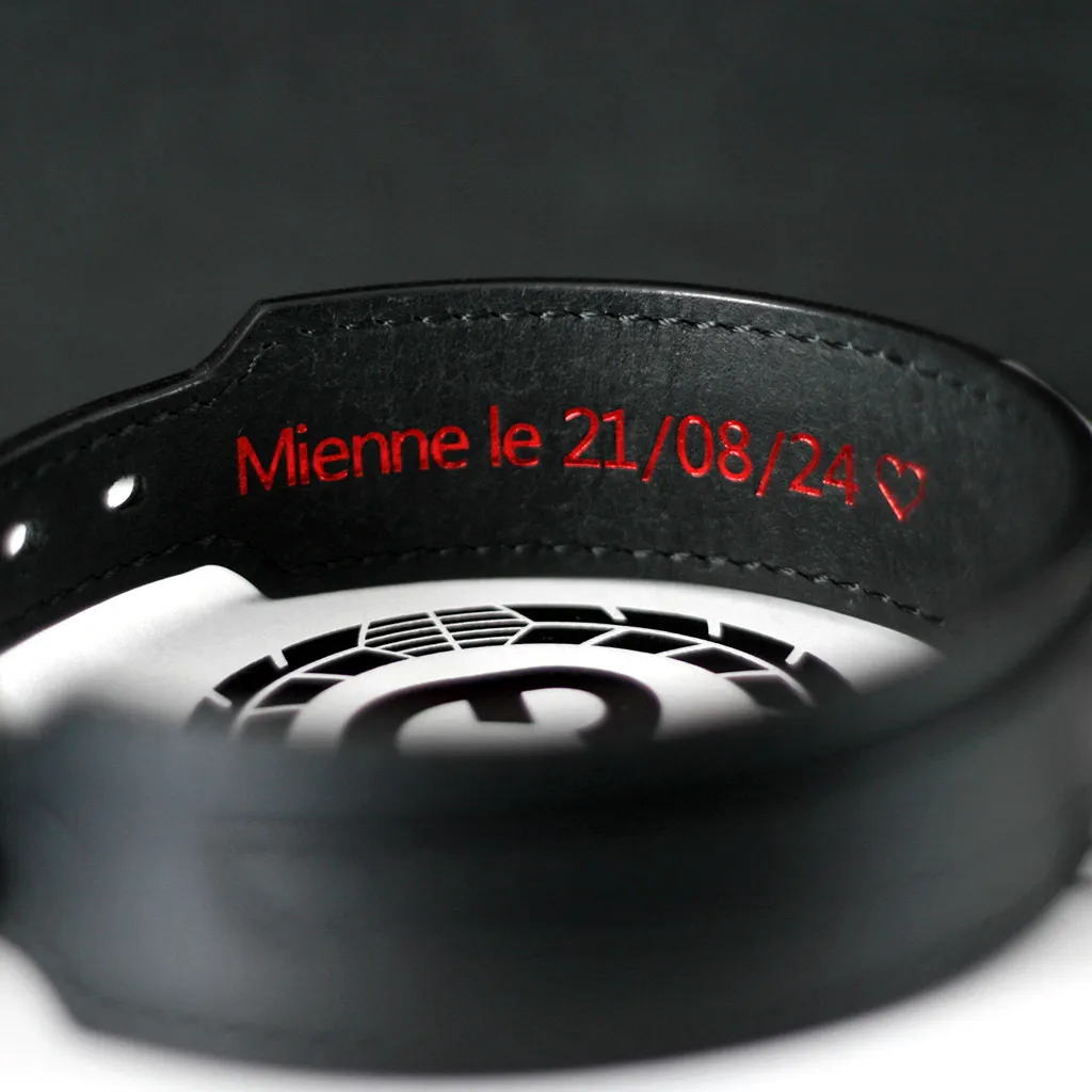 Collier de soumission noir élégant cuir satiné personnalisé inscription intérieur Mienne le 21/08/24 et cœur