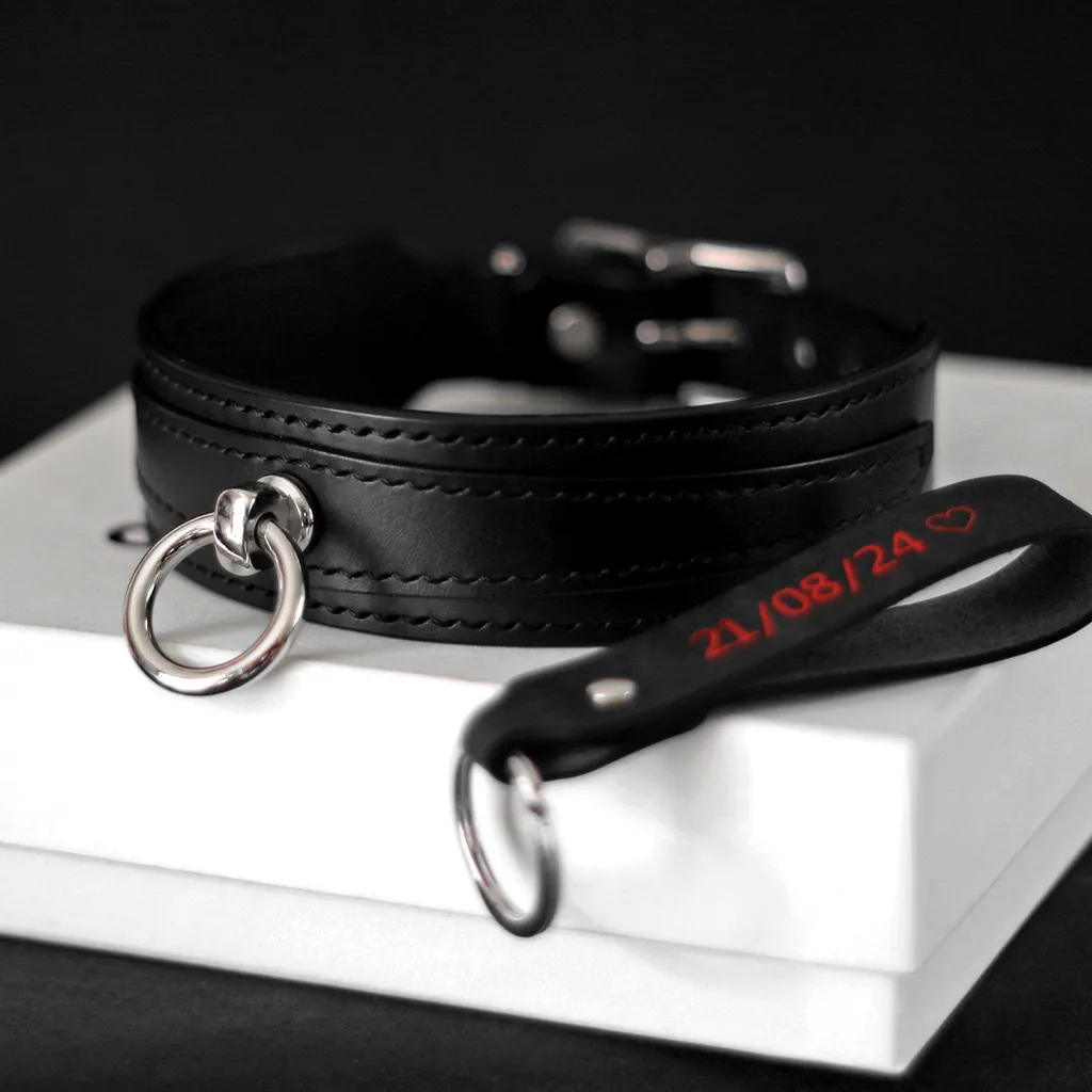 Collier de soumission noir élégant cuir satiné personnalisé et porte clé avec date