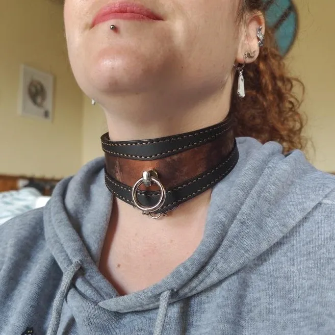 Collier Visor Mk1 Cuivre personnalisé piques intérieur porté par cliente