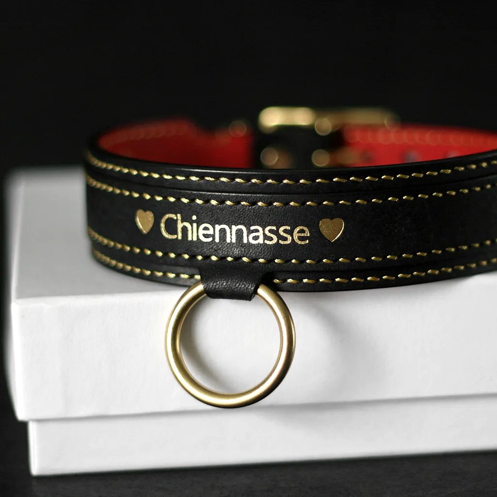 collier cuir inscription chiennasse et cœur doré