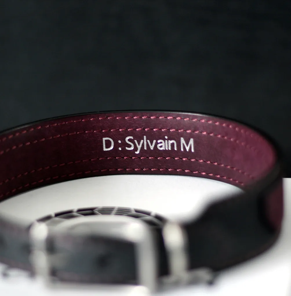 Collier en cuir prune inscription D : Sylvain M argenté