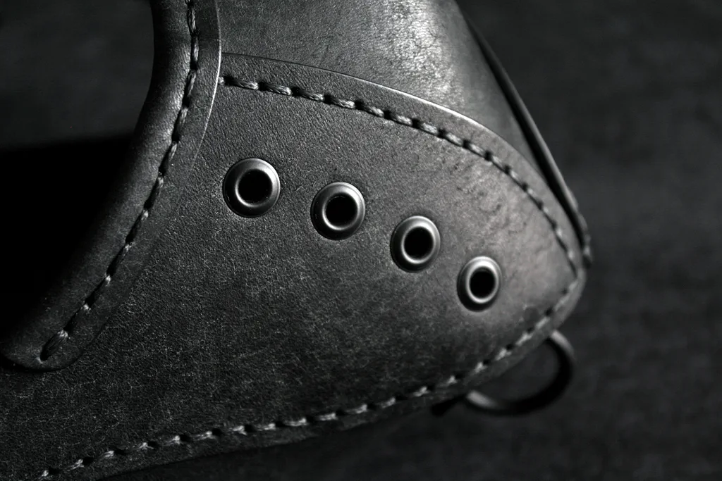 détail masque muselière cuir coutures