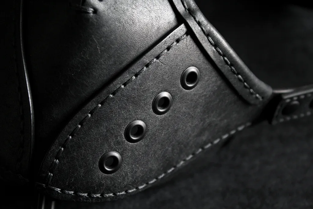 cuir noir et œillets noir masque bdsm