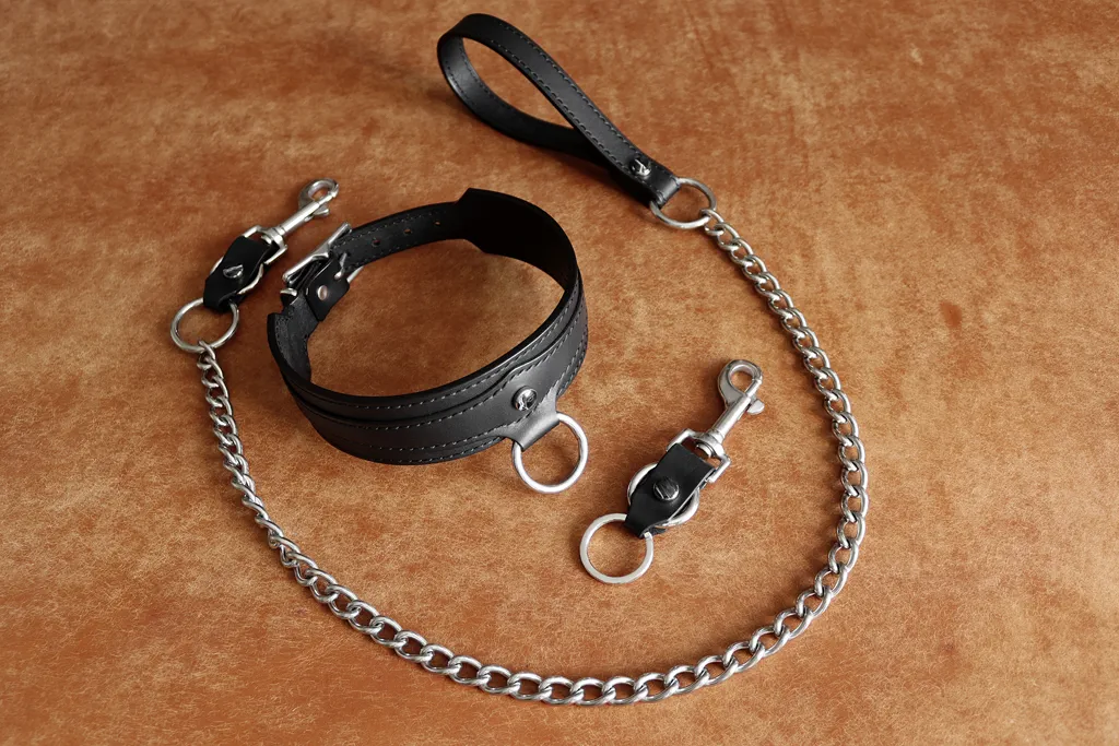 collier bdsm laisse avec chaine inox et porte clé en cuir