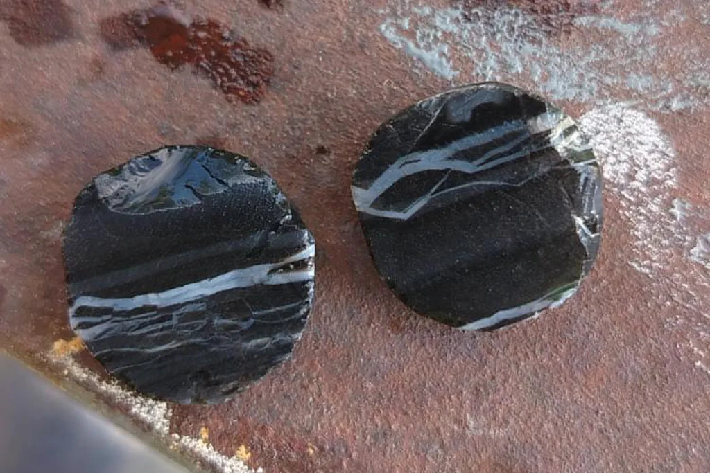 agate noire taillée