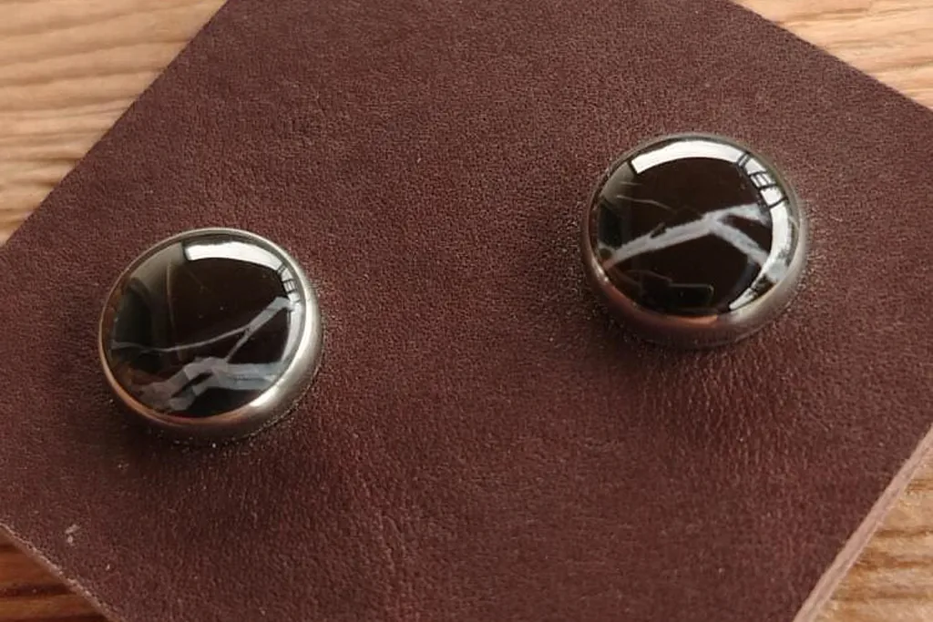 agate noire taillé et montée sur base inox