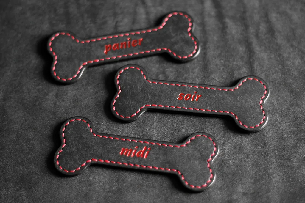 os en cuir avec inscription pour chienne