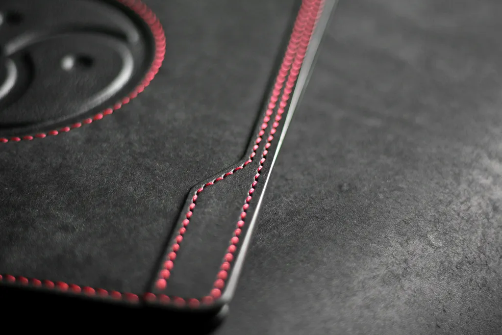 détail couture point sellier fil rouge