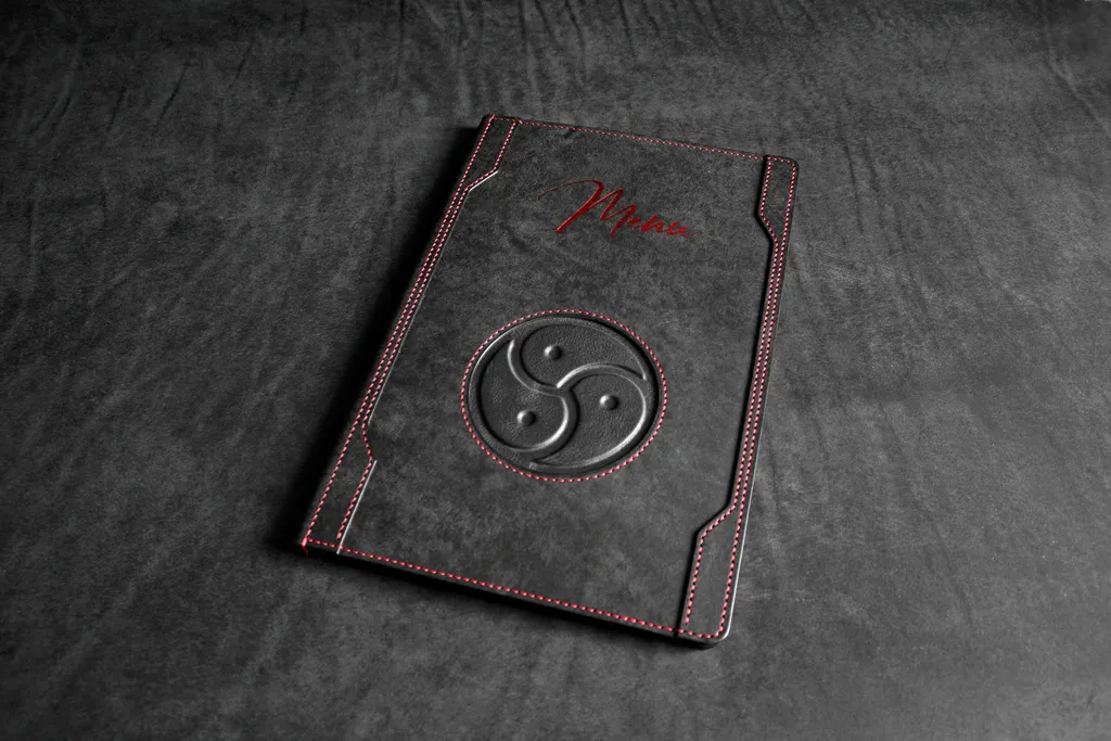 couverture menu en cuir avec logo BDSM
