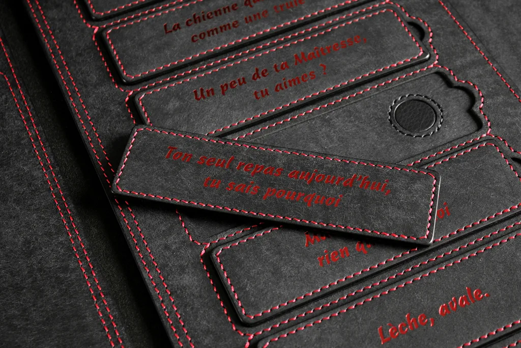 plaquette personnalisées en cuir avec inscriptions