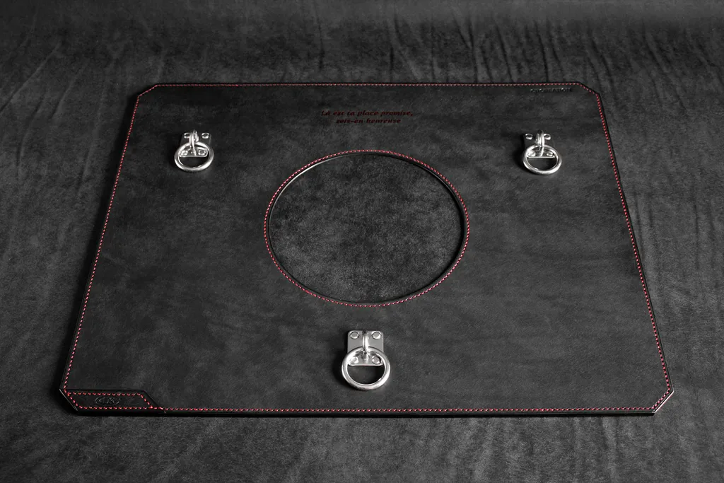 tapis en cuir bdsm pour gamelle avec point d'attache