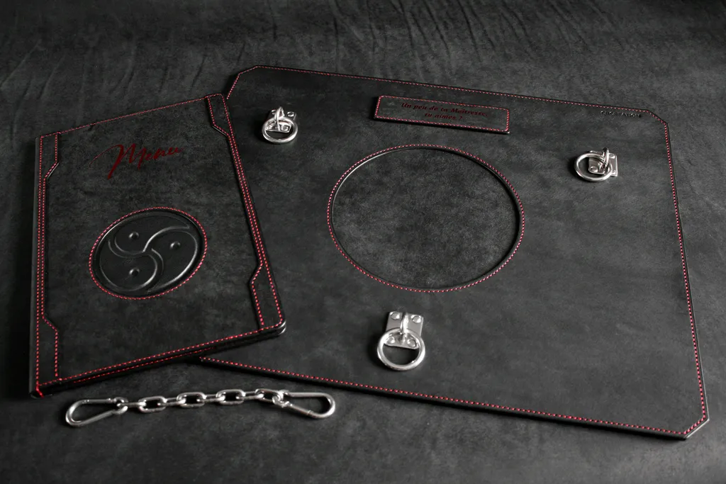 menu et tapis en cuir pour soumis