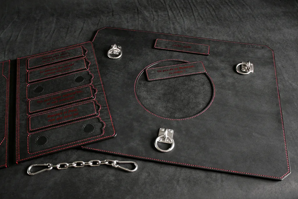 tapis et menu bdsm en cuir