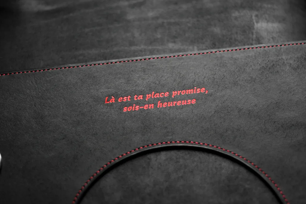 inscription rouge sur tapis BDSM