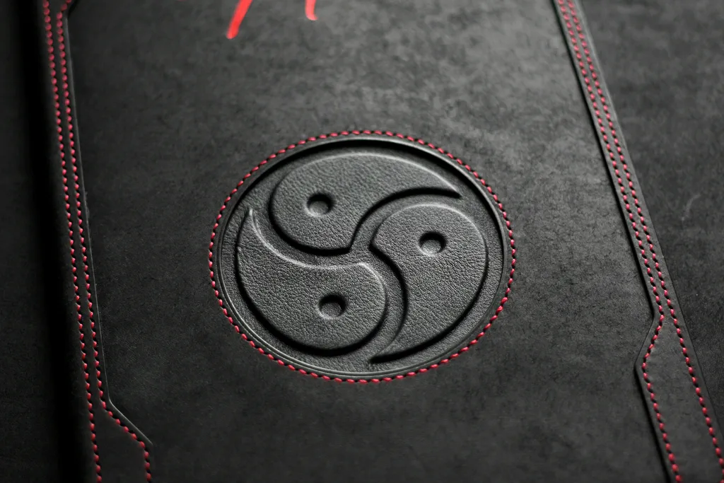 logo BDSM en cuir gainé