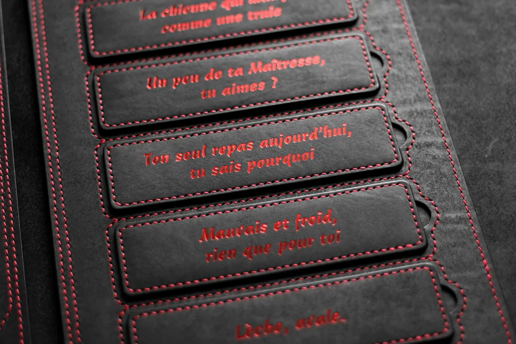 gros plan plaquettes en cuir avec inscription