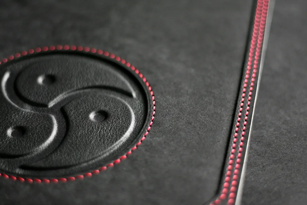 détail logo bdsm et couture circulaire