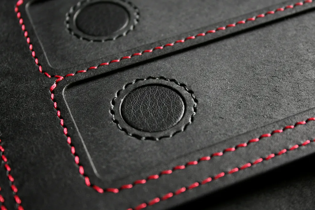 détails aimants doublure cuir