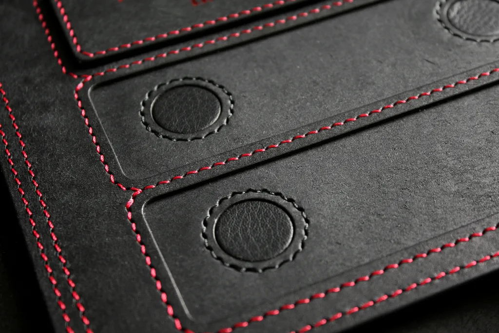 détails aimants cousus dans cuir