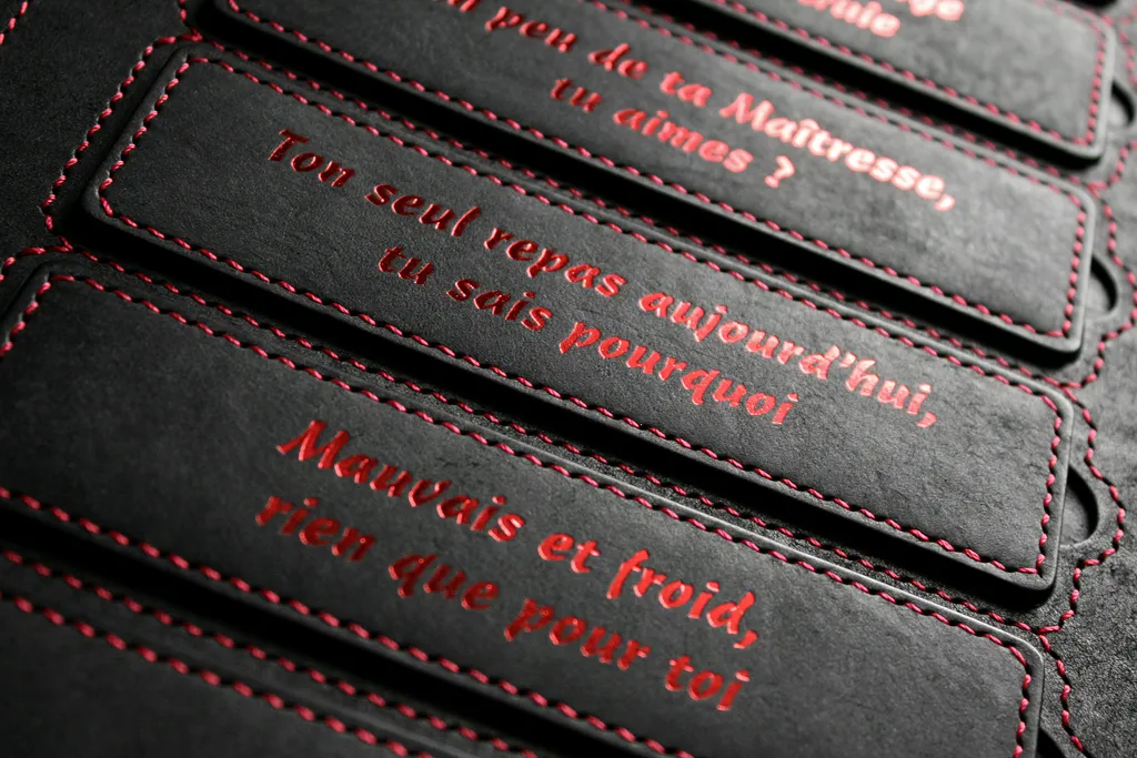 gros plan plaquettes en cuir avec inscription marquée à chaud rouge