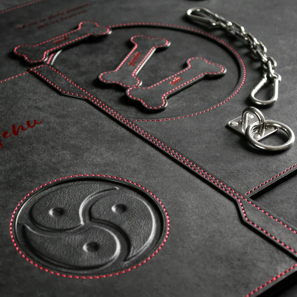menu bdsm en cuir et accessoires