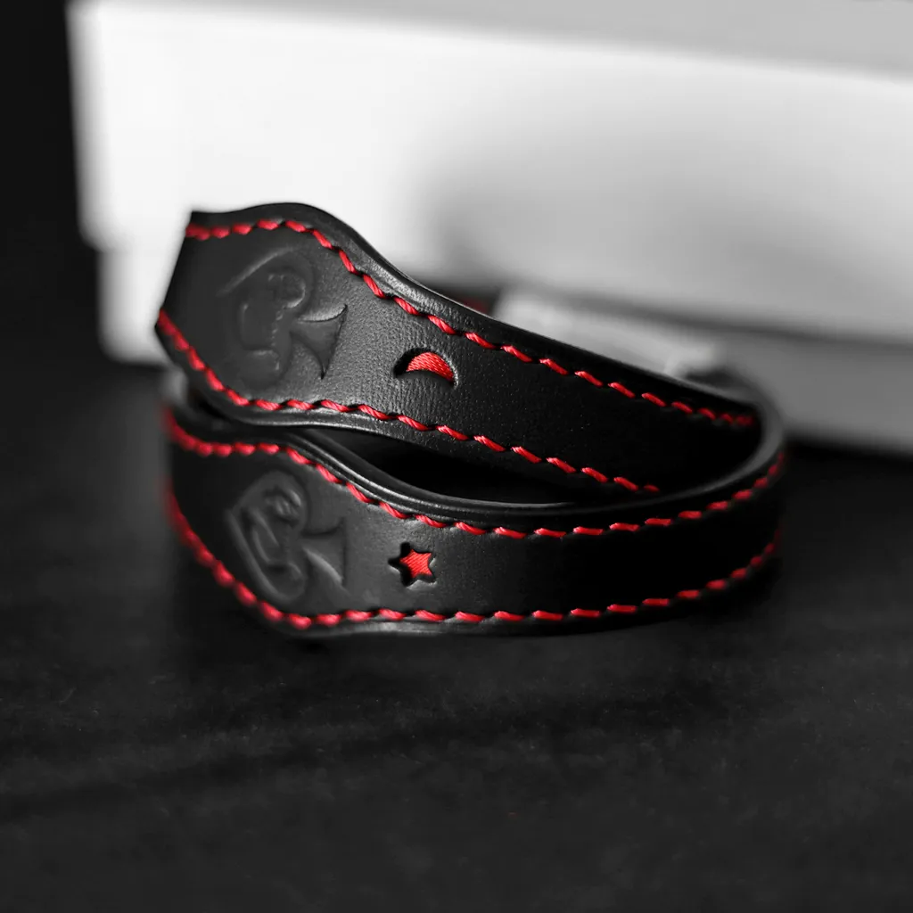 bracelet appartenance cuir noir et couture rouge