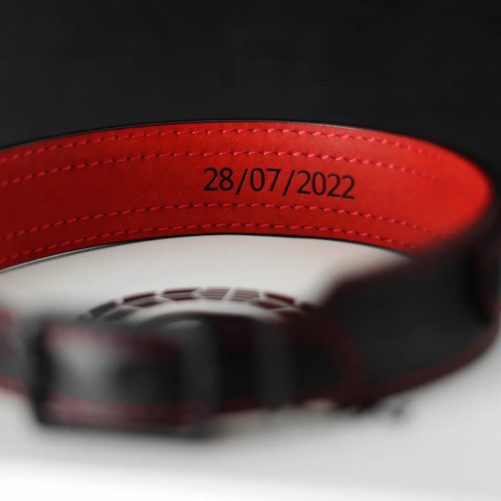 collier soumis date marquée à chaud en noir sur cuir rouge